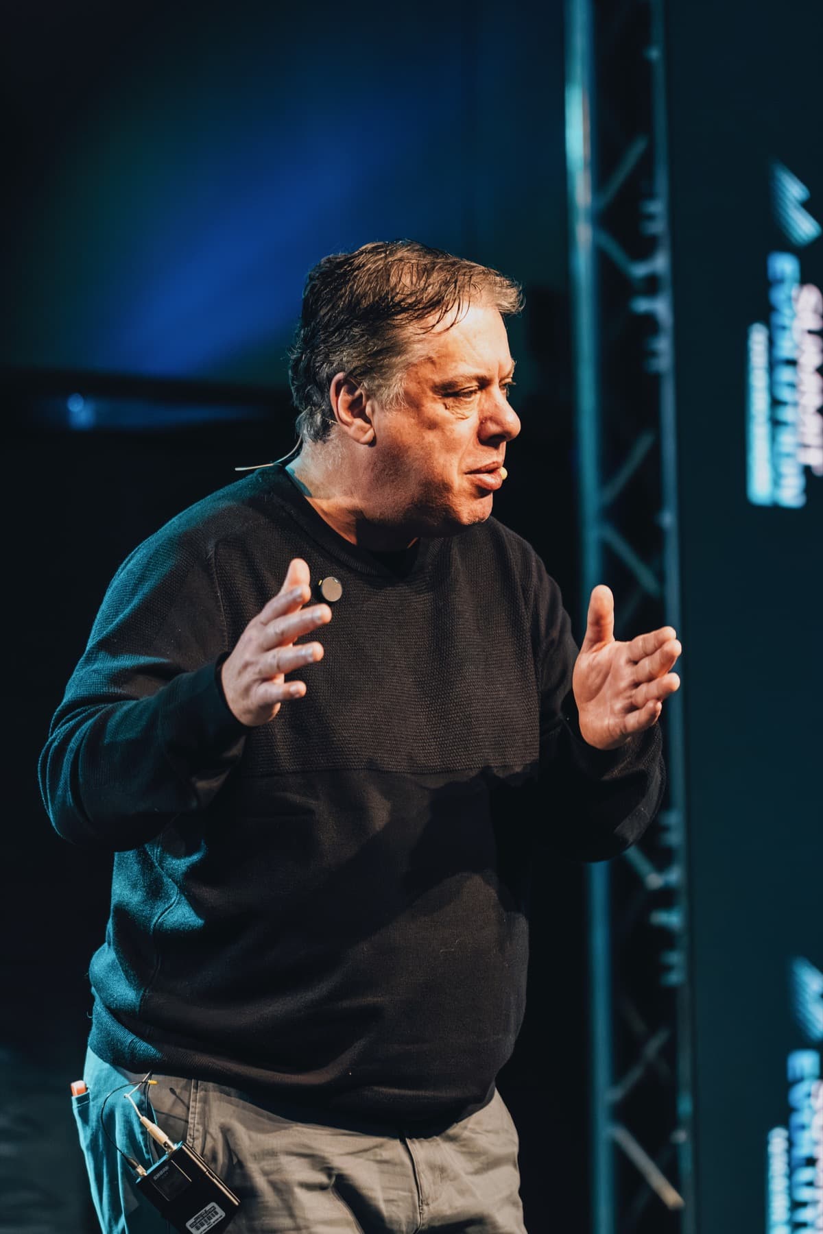 Fabio Borges palestrando em um palco
